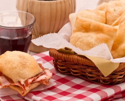 Gnocco fritto reggiano fatto a mano al Centro Sociale Venezia, Reggio Emilia